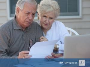 banco descontando dinheiro da aposentadoria